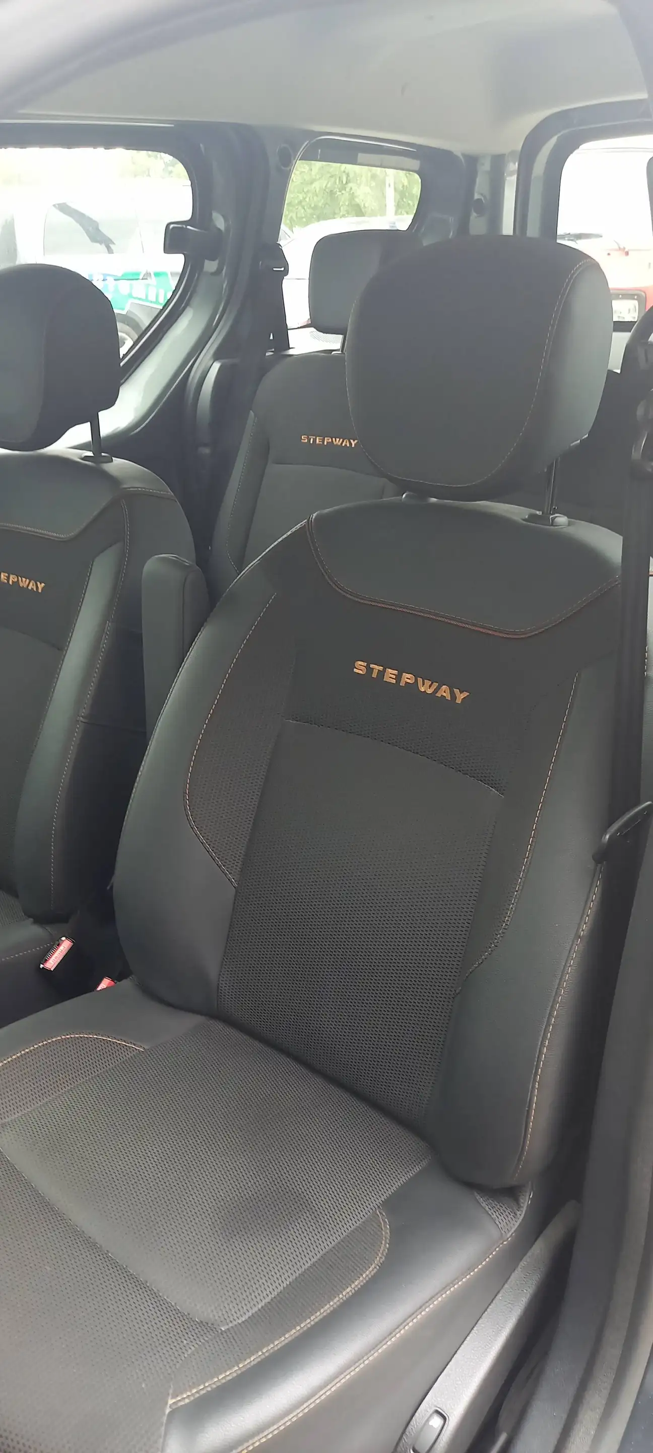 Dacia Dokker Stepway Celebration — photo 12