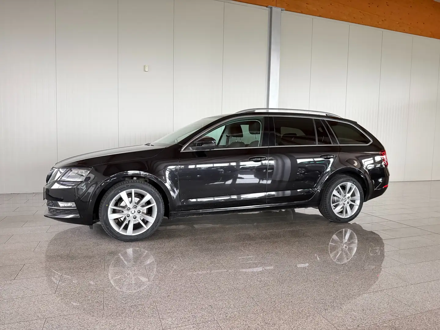 Skoda Octavia Combi Style TDI AHV,LED,ACC Schwarz - 1