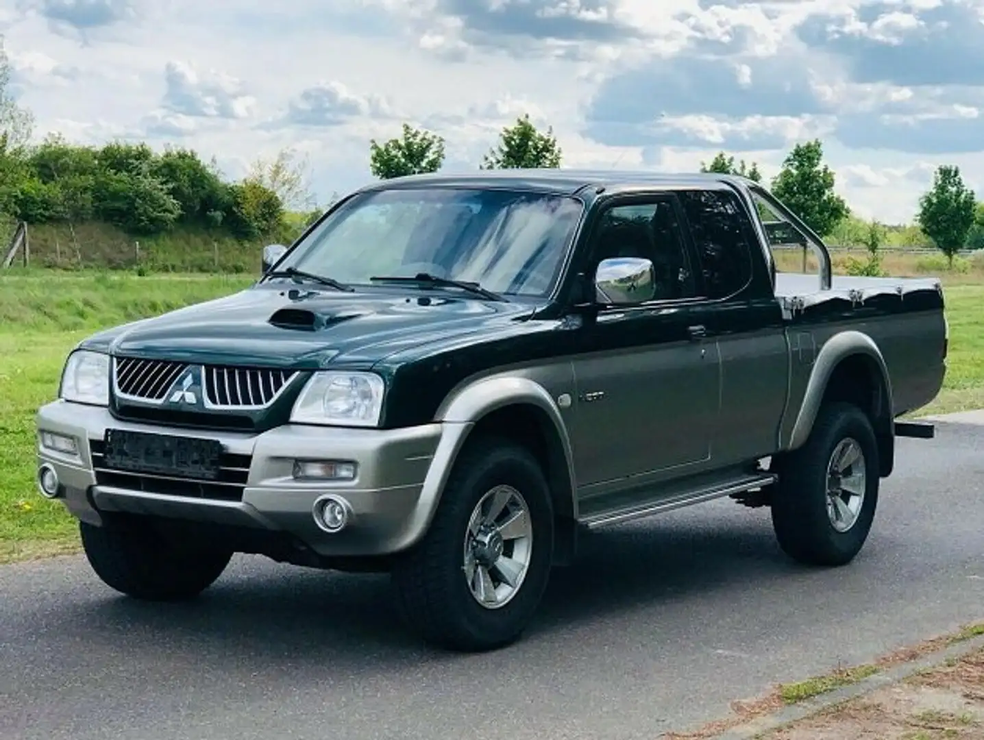 Mitsubishi L200 Pick Up 4x4 Magnum Club Cab srebrna - 1