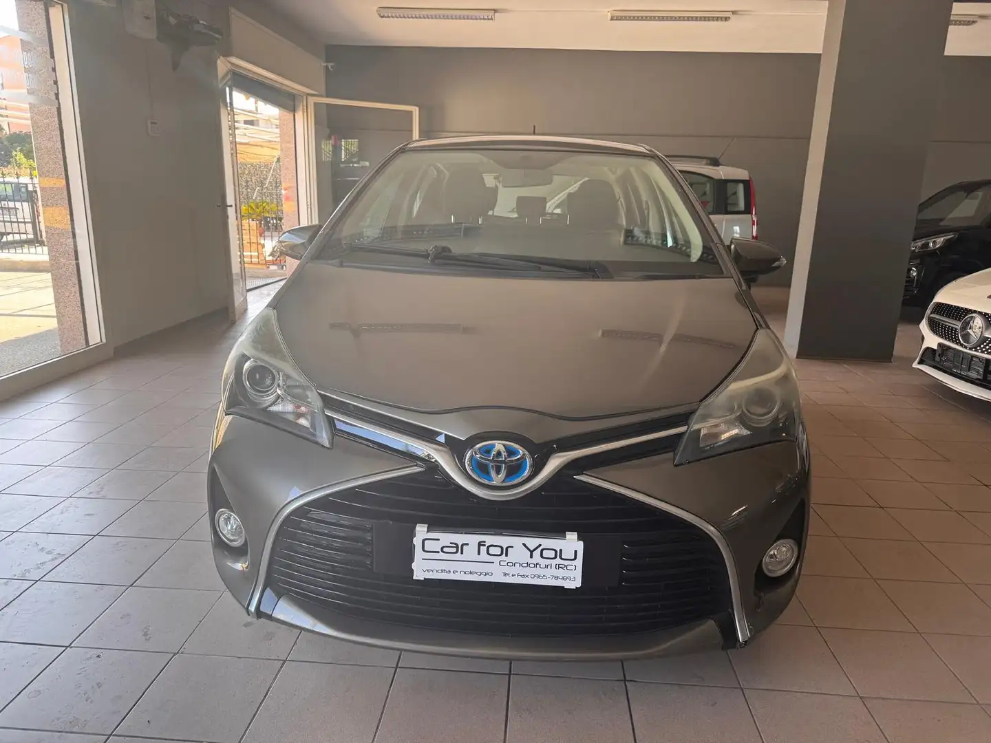 Toyota Yaris Yaris 5p 1.5h Active my16 Gris - 1