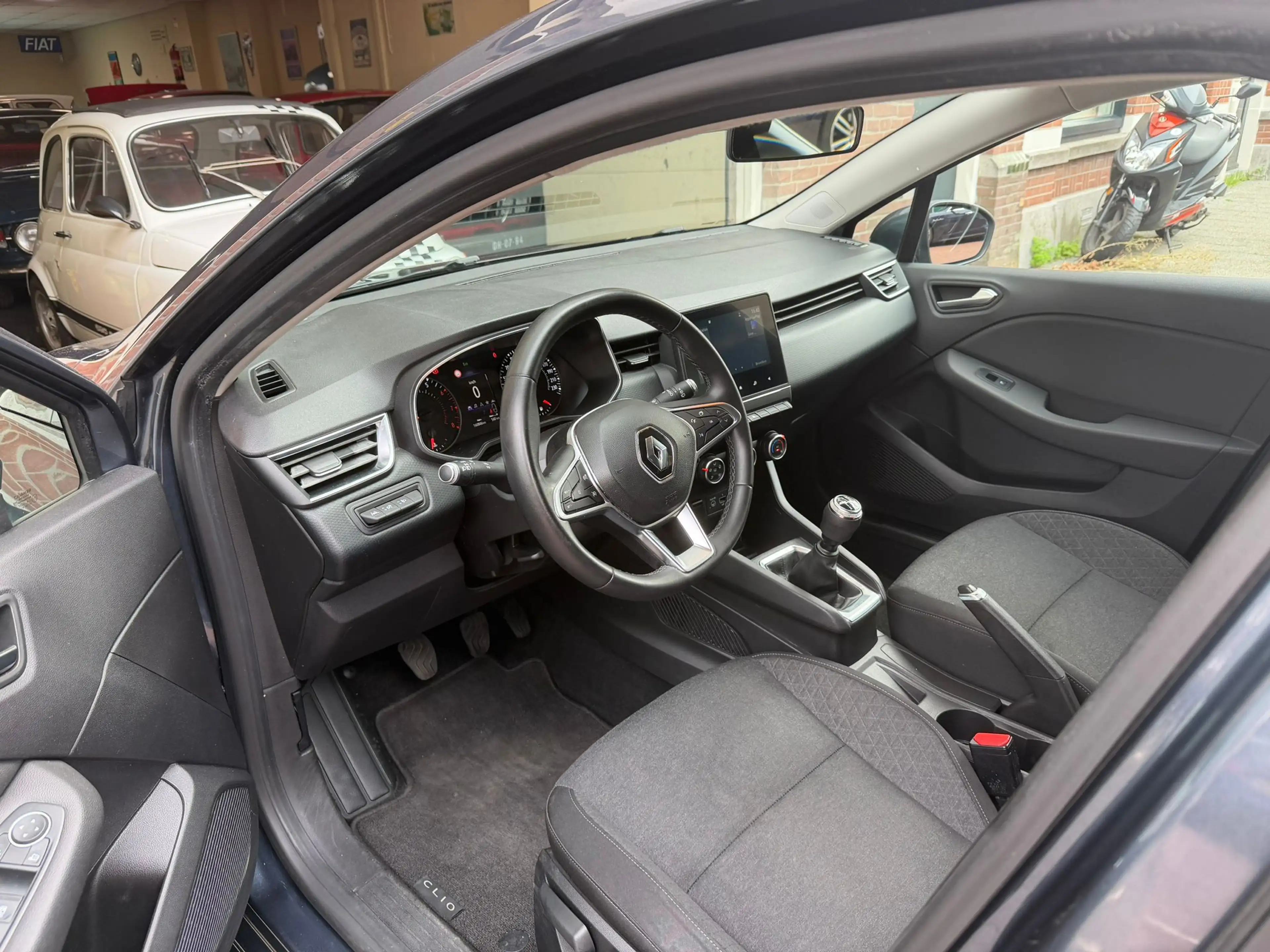 Renault Clio 1.0 TCe Zen — photo 11