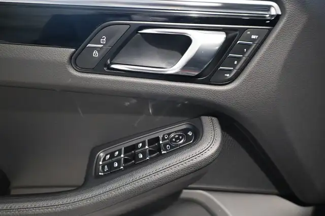 Porsche Macan view 11