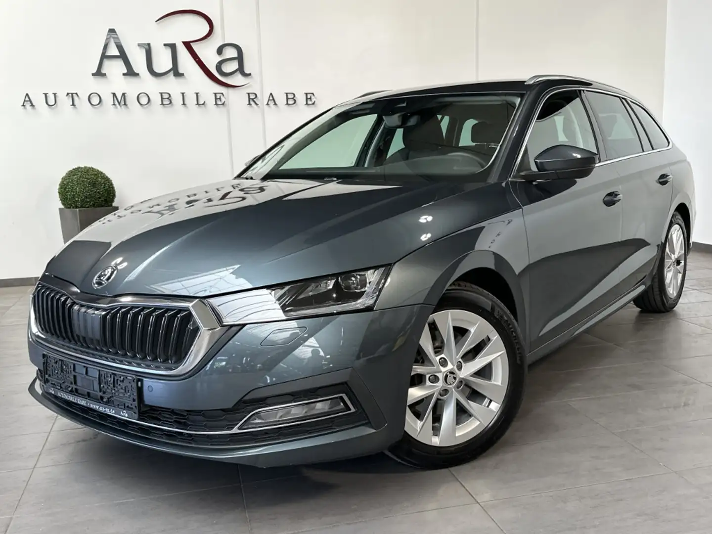 Skoda Octavia Combi 2.0 TDI DSG FirstEd NAV+MATRIX+ACC Grau - 2