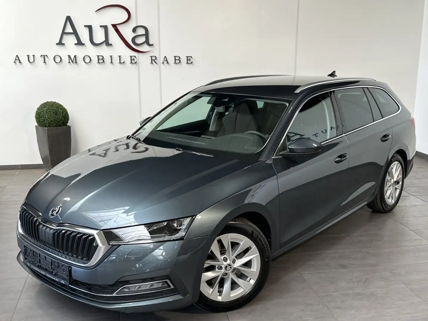 Skoda Octavia Combi 2.0 TDI DSG FirstEd NAV+MATRIX+ACC Grau - 1
