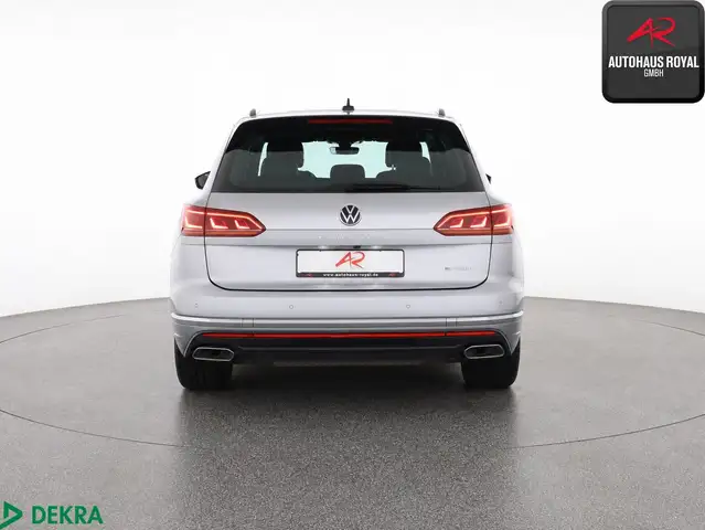 Volkswagen Touareg view 4