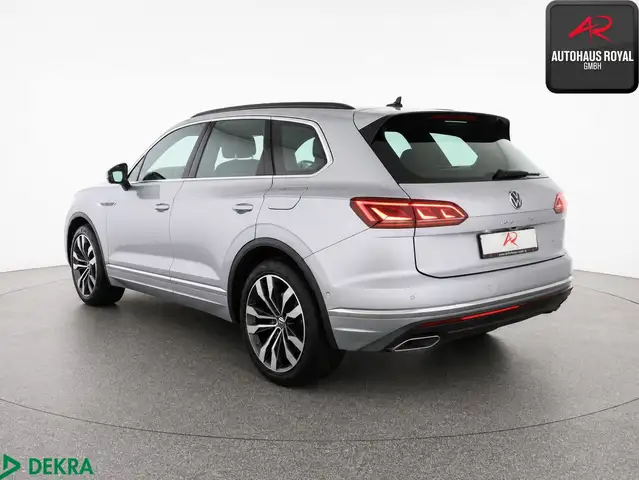 Volkswagen Touareg view 3