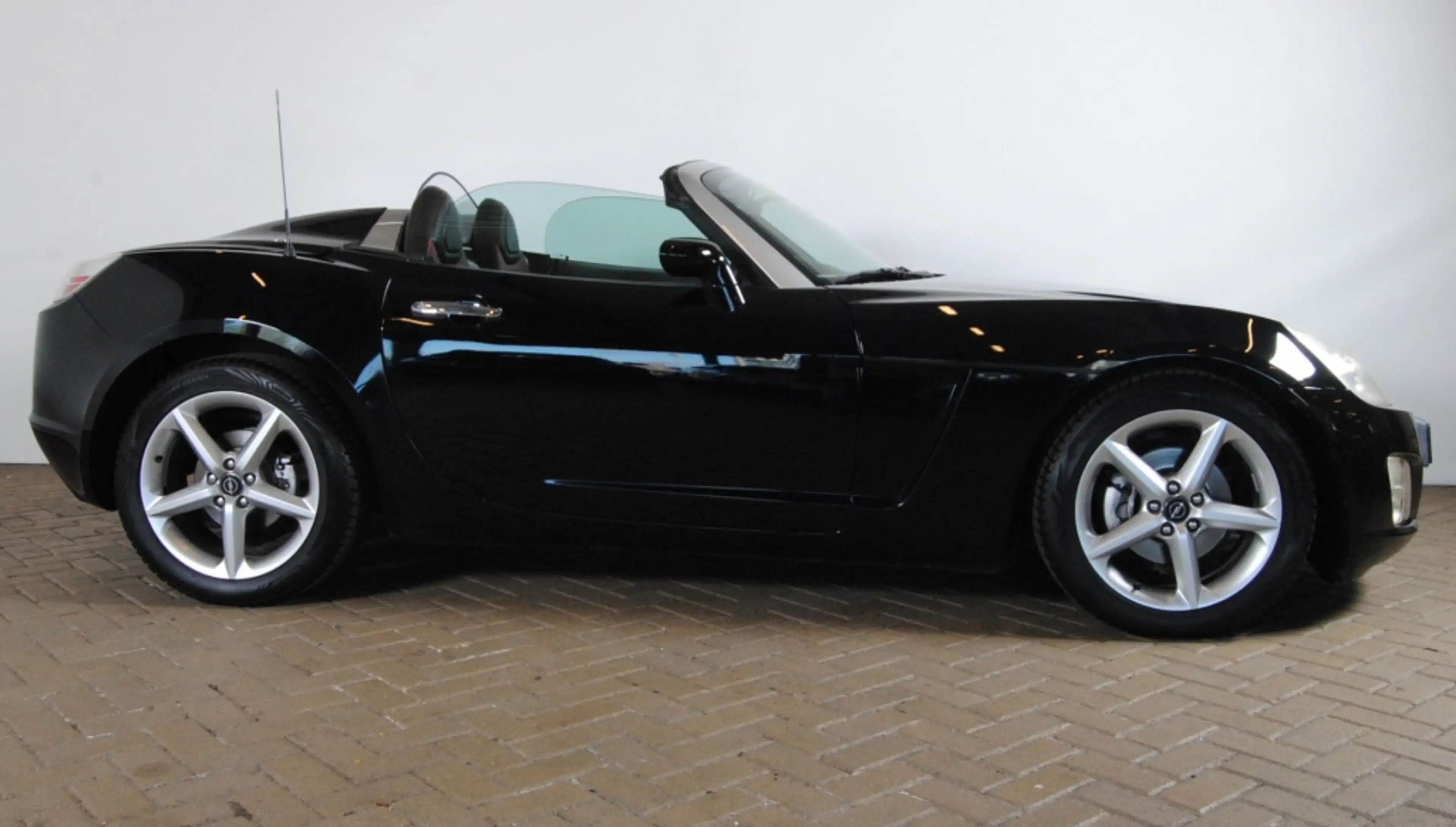 Opel GT 2.0 Turbo ECOTEC — photo 2