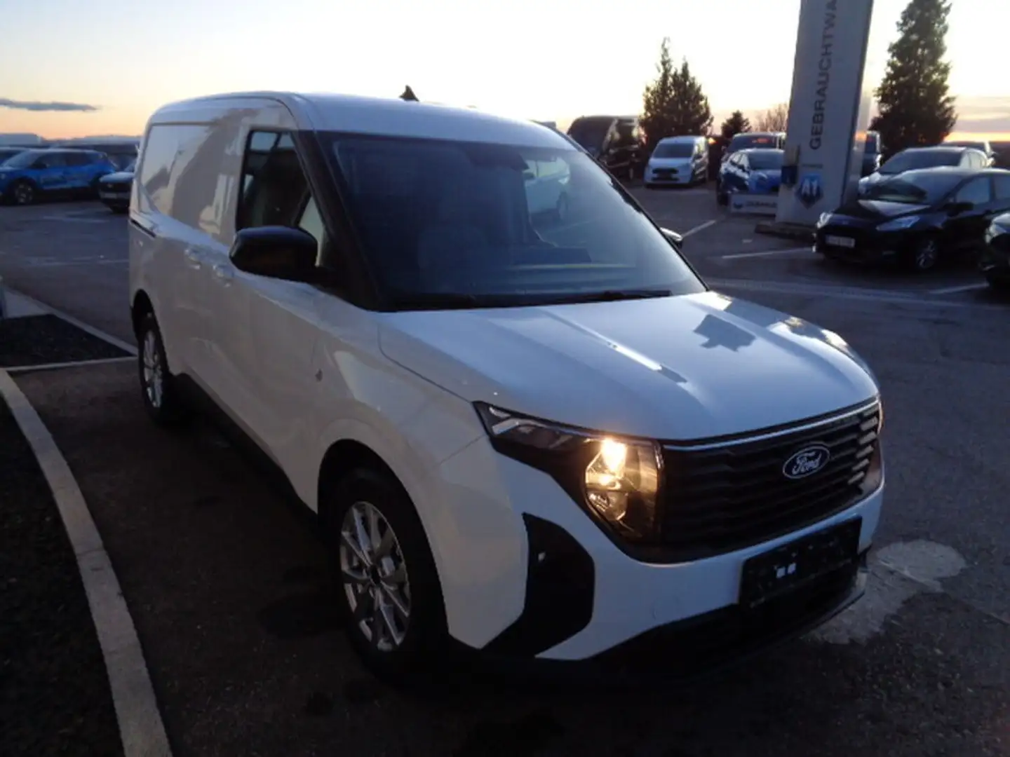 Ford Transit Courier Limited 125PS Benzin; netto 17.990 Weiß - 2