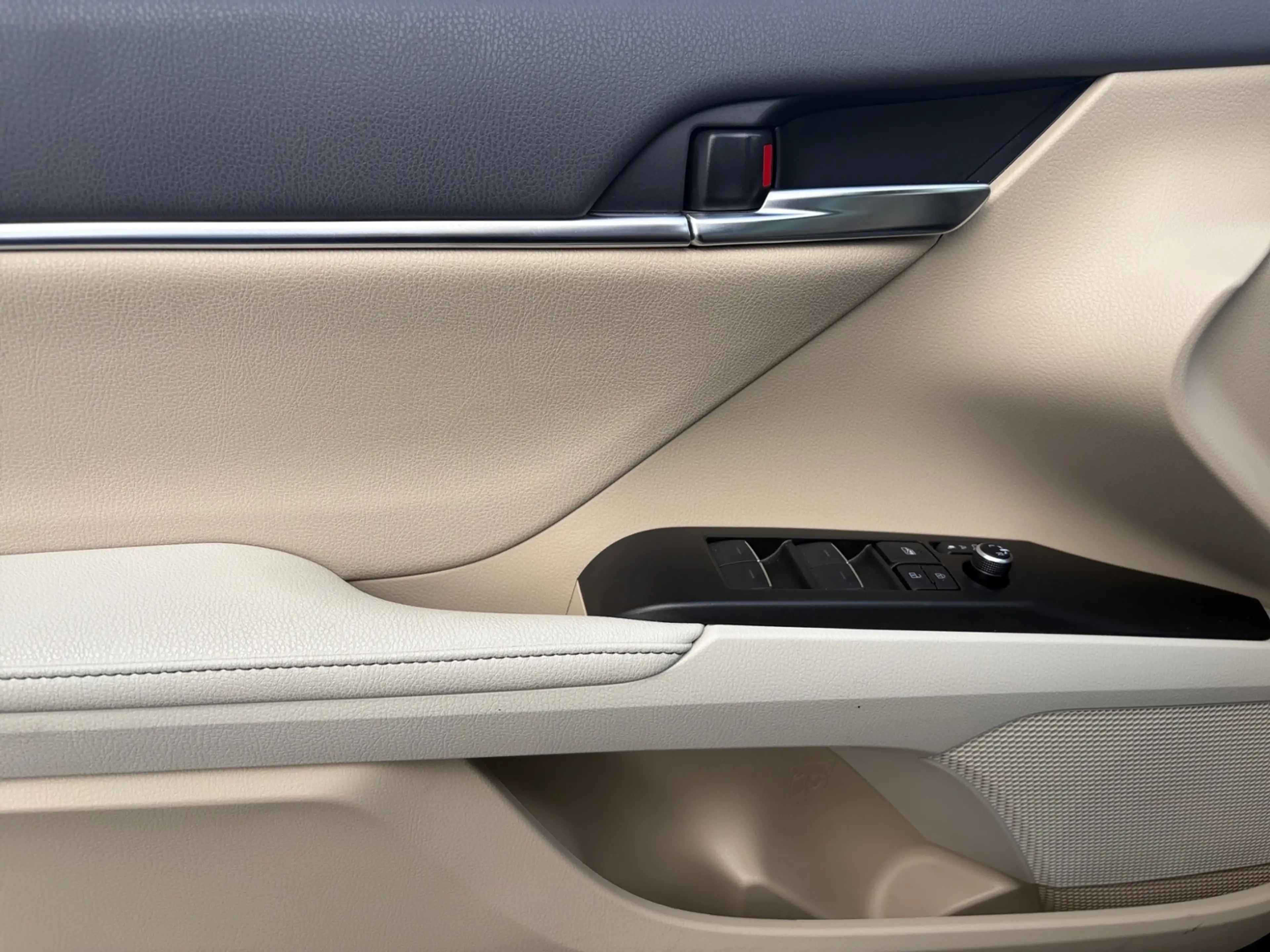 Toyota Camry 2,5 Hybrid Executive — photo 11