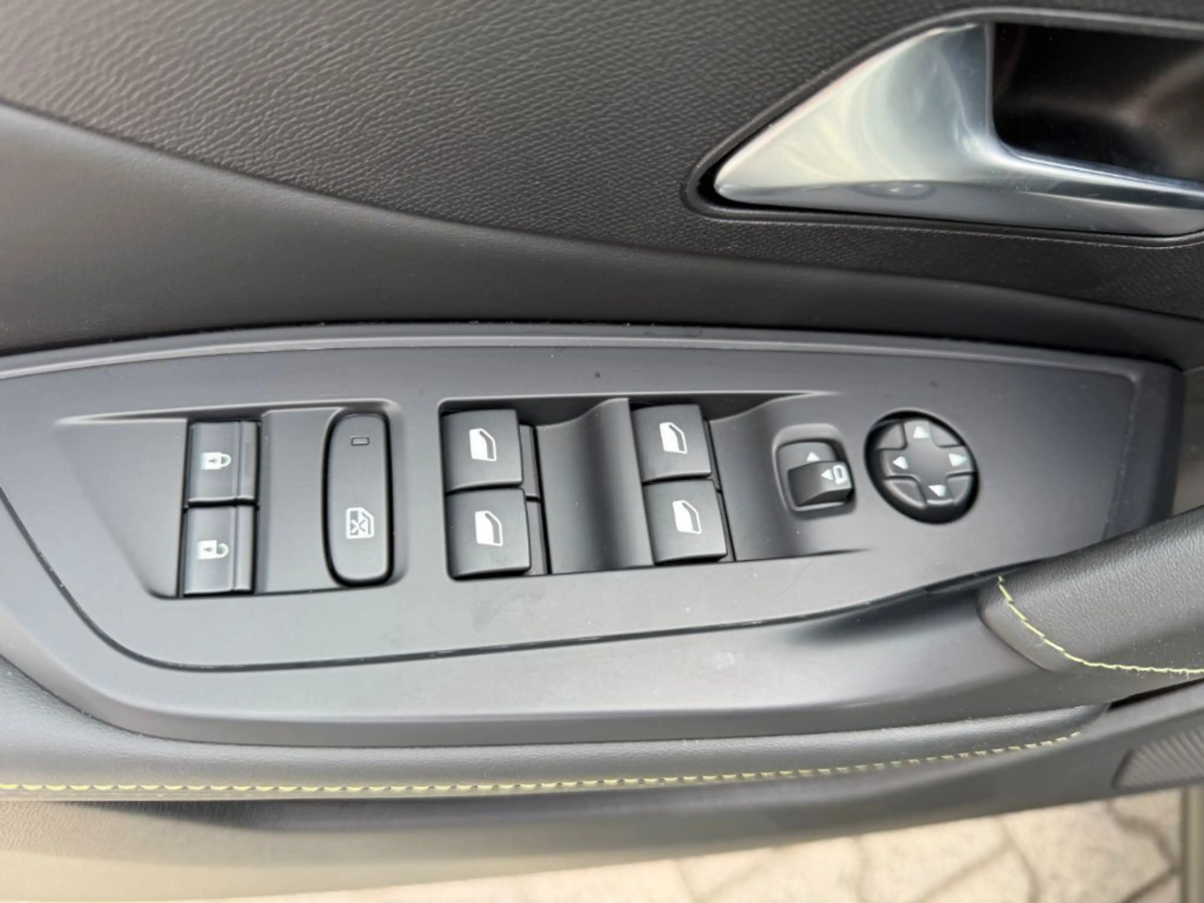 Peugeot 408 HYBRID 136 e-DSC6 GT (F) — photo 3