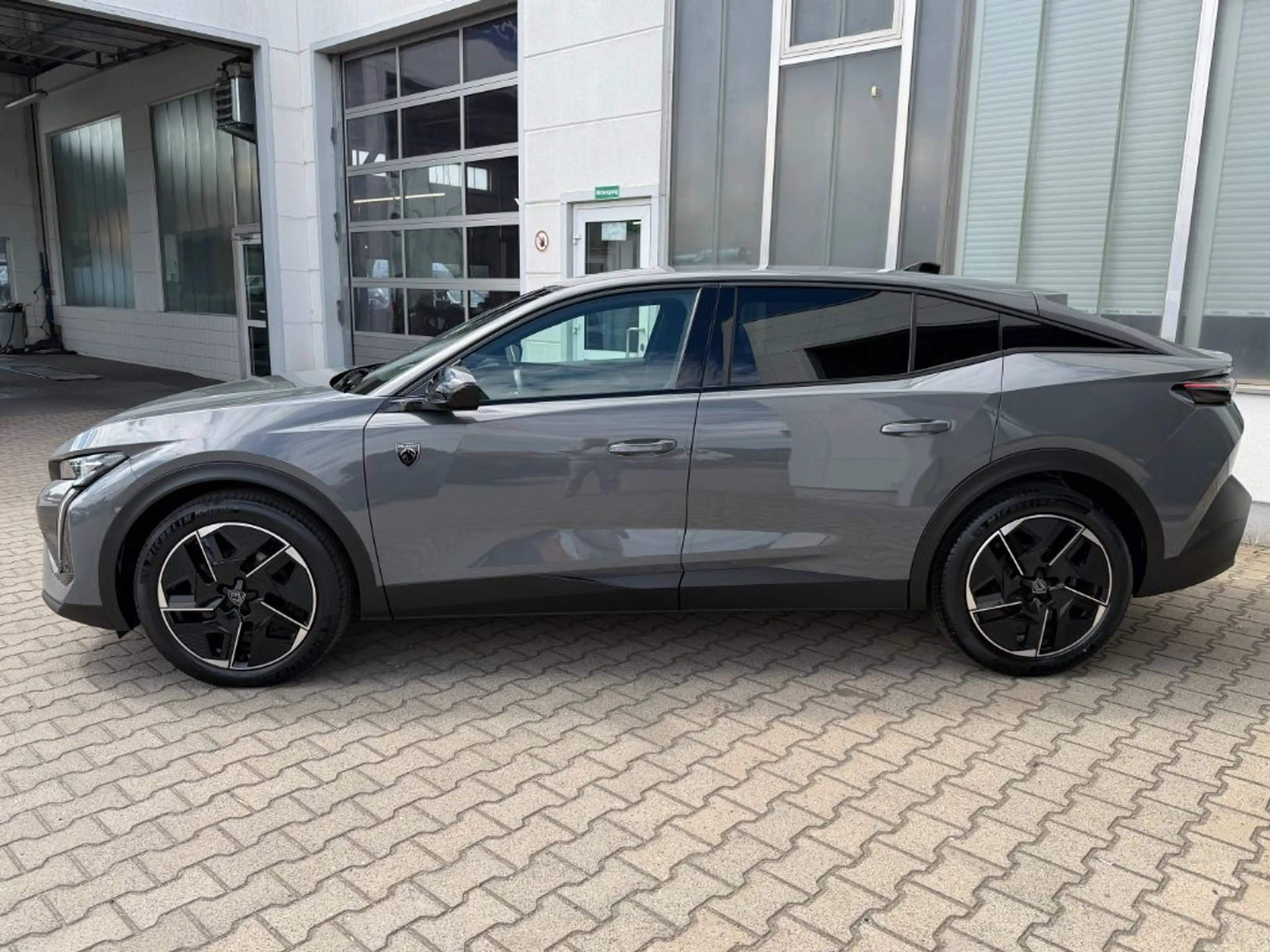 Peugeot 408 HYBRID 136 e-DSC6 GT (F) — photo 10
