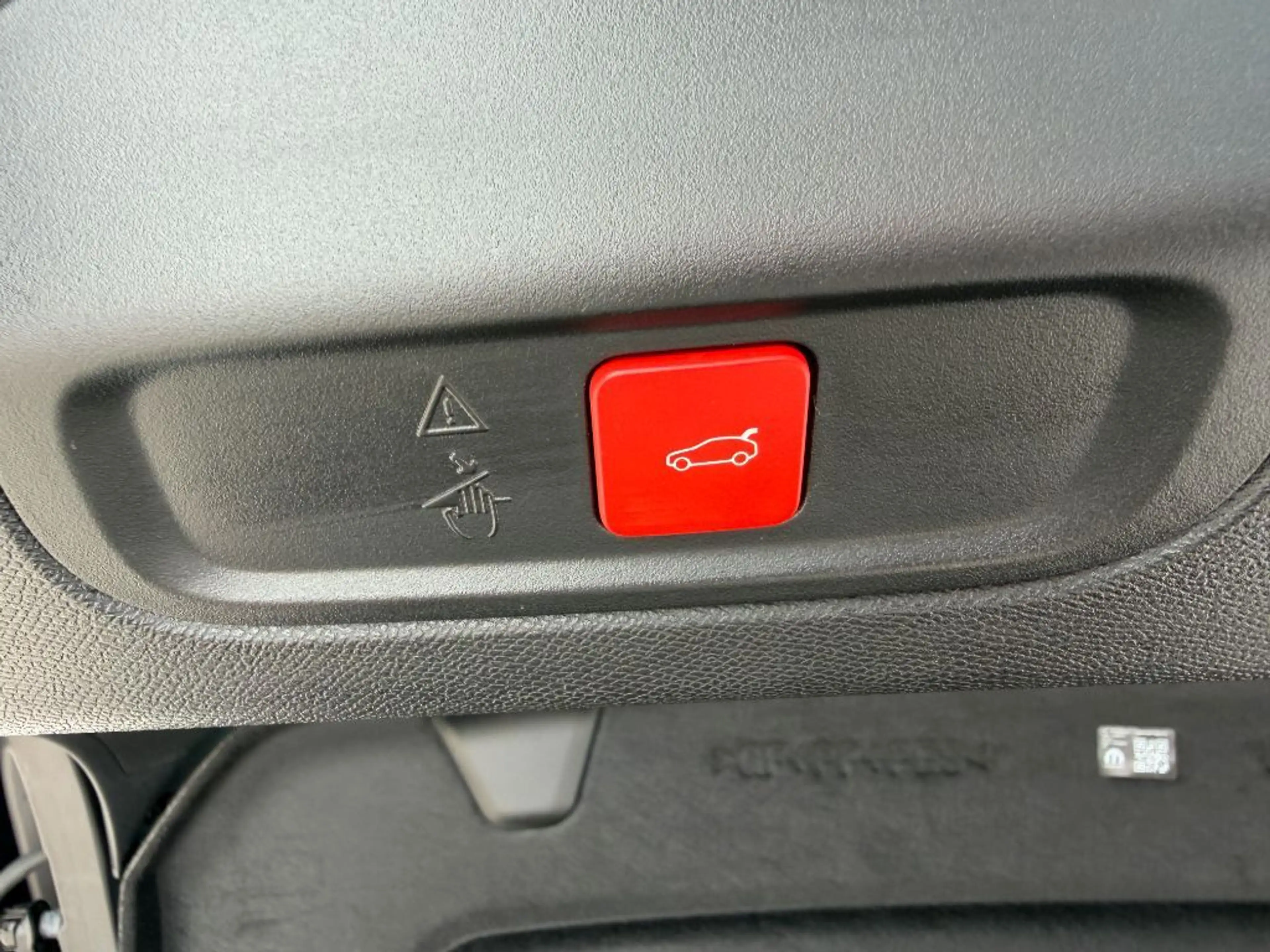 Peugeot 408 HYBRID 136 e-DSC6 GT (F) — photo 12