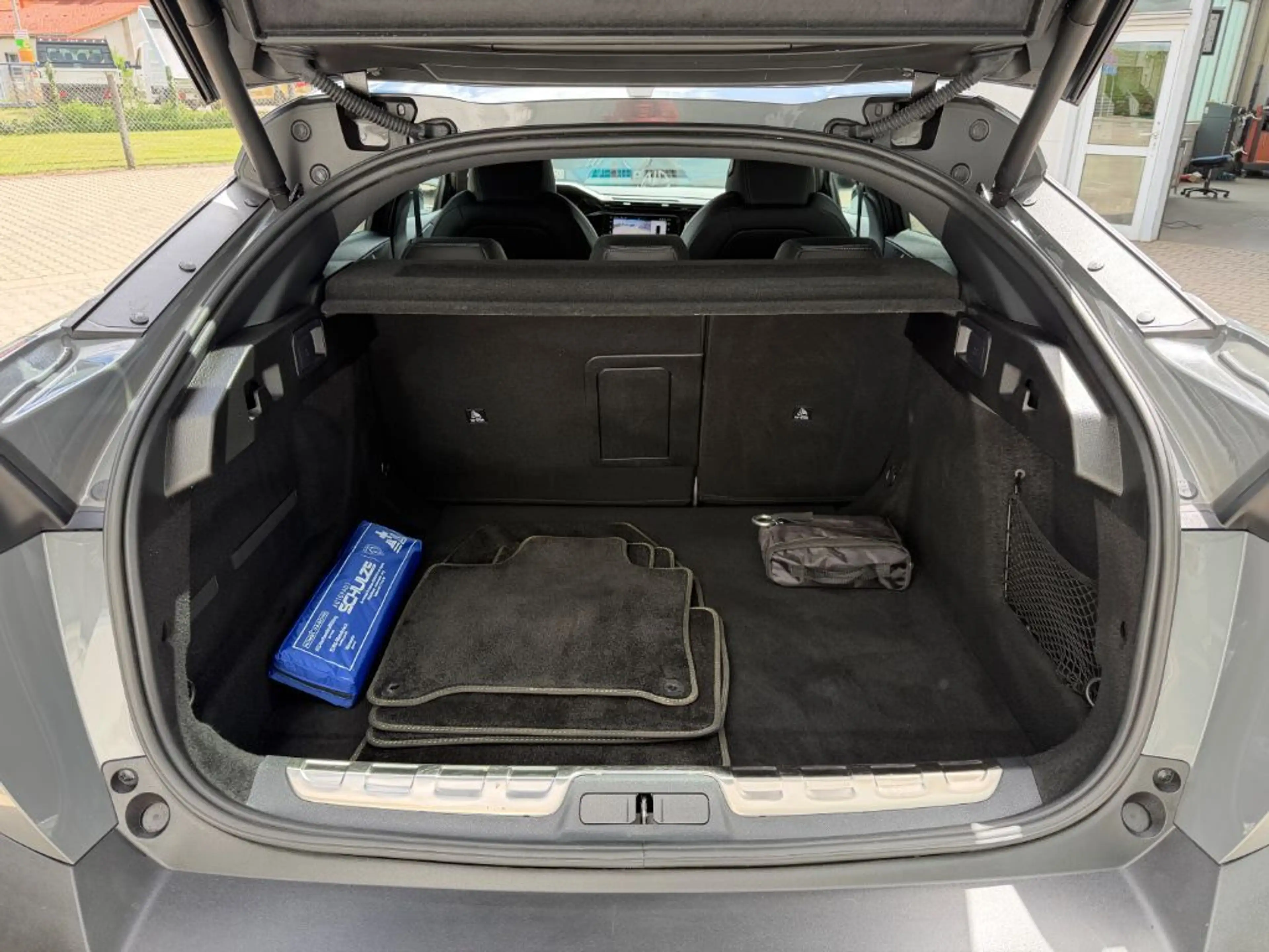 Peugeot 408 HYBRID 136 e-DSC6 GT (F) — photo 11