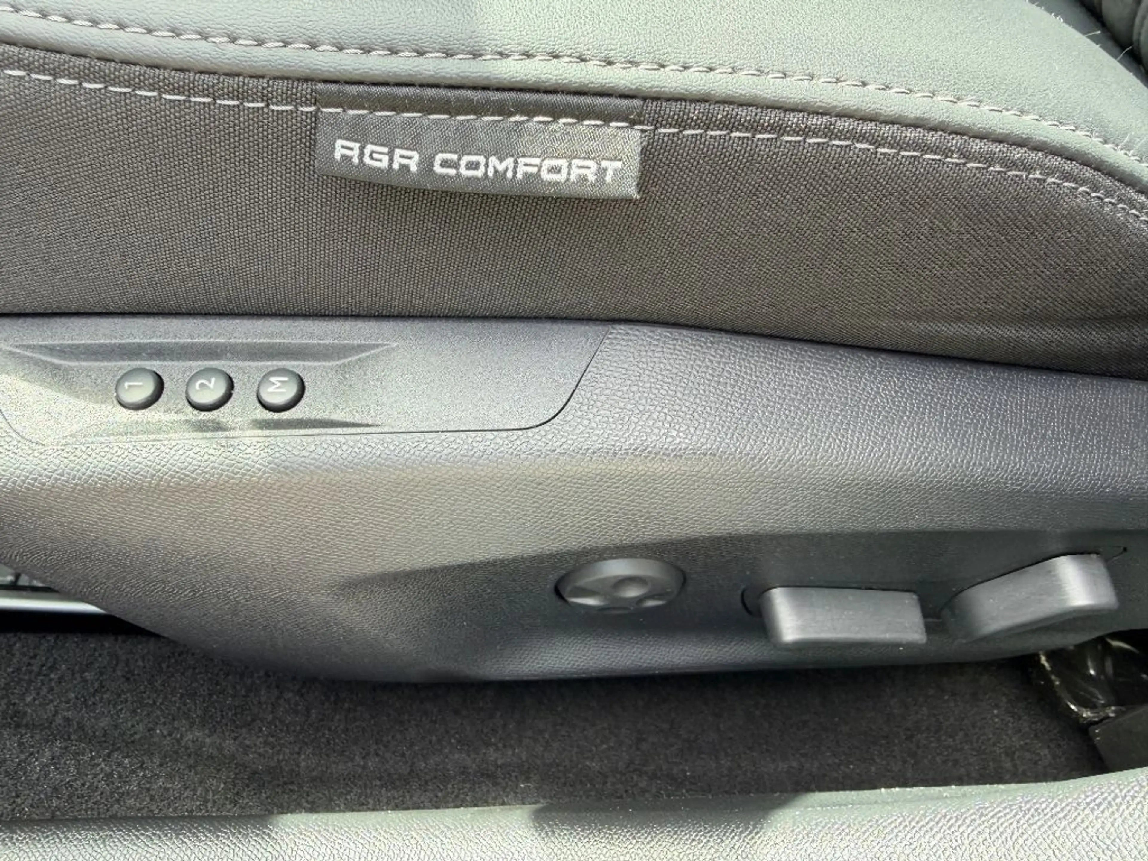 Peugeot 408 HYBRID 136 e-DSC6 GT (F) — photo 4