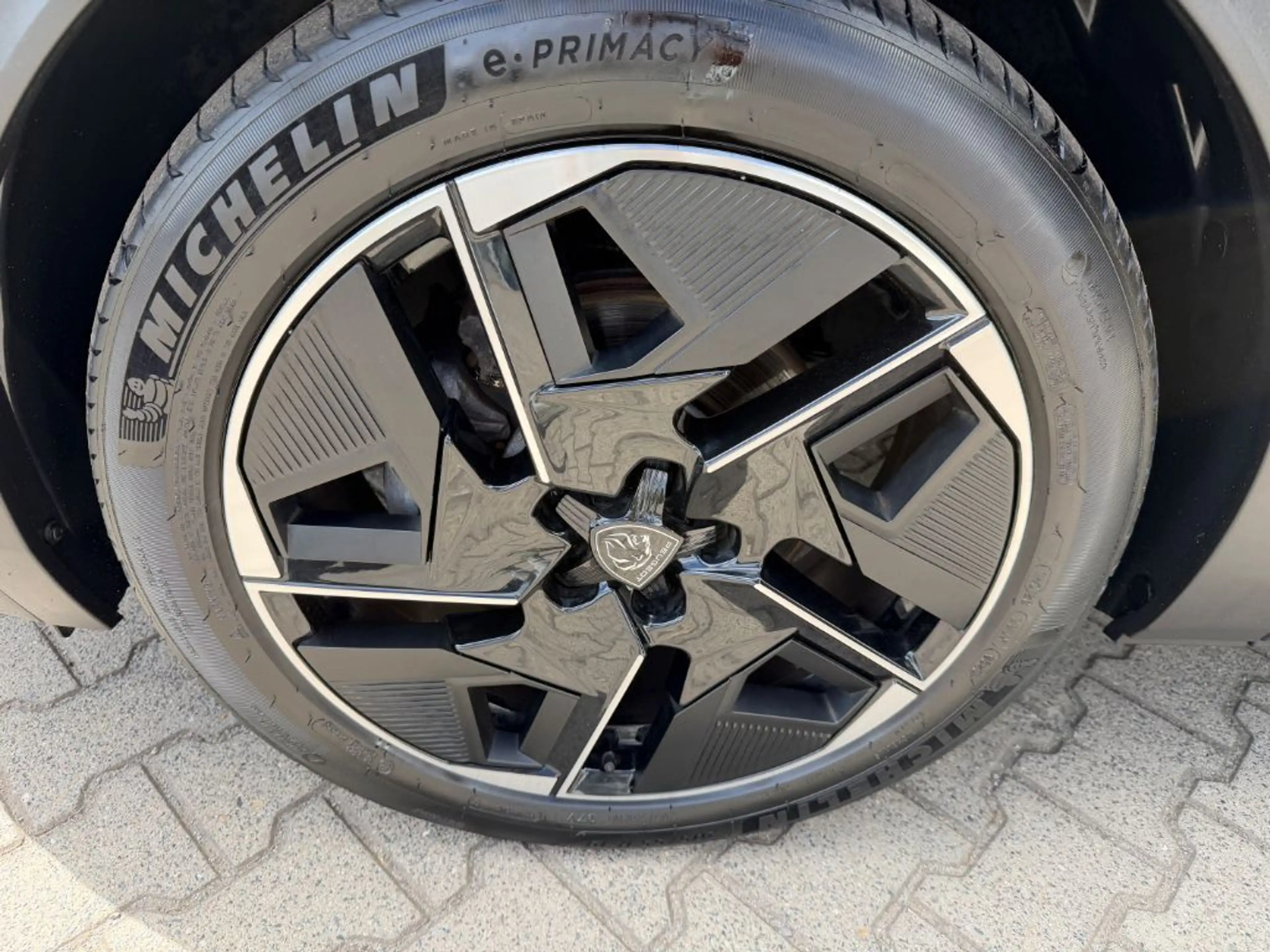 Peugeot 408 HYBRID 136 e-DSC6 GT (F) — photo 6