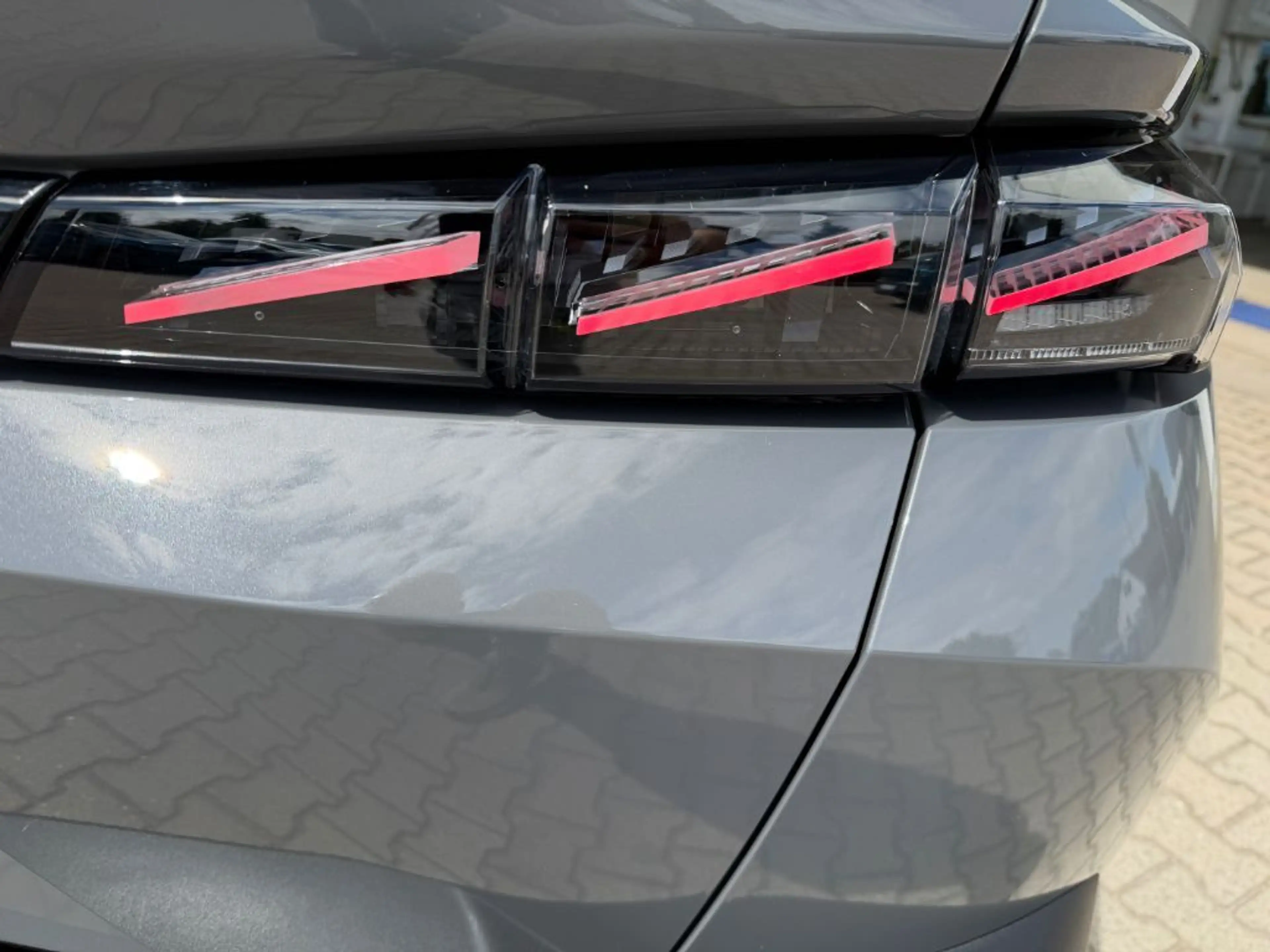 Peugeot 408 HYBRID 136 e-DSC6 GT (F) — photo 15