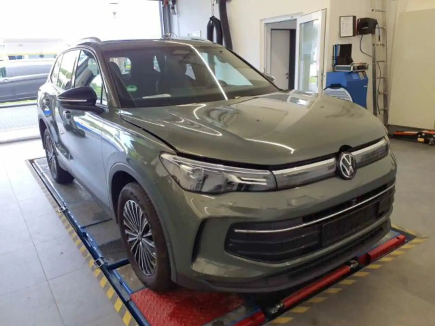 Volkswagen Tiguan 2.0 TDI 4M DSG Goal AHK 360° Pano Navi Grün - 2