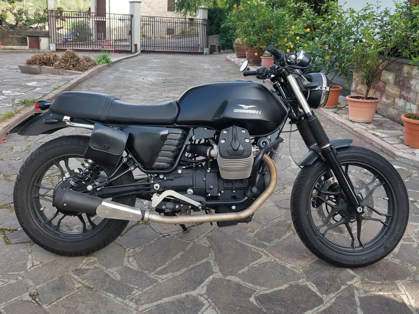 Moto Guzzi V 7 Stone Black - 1