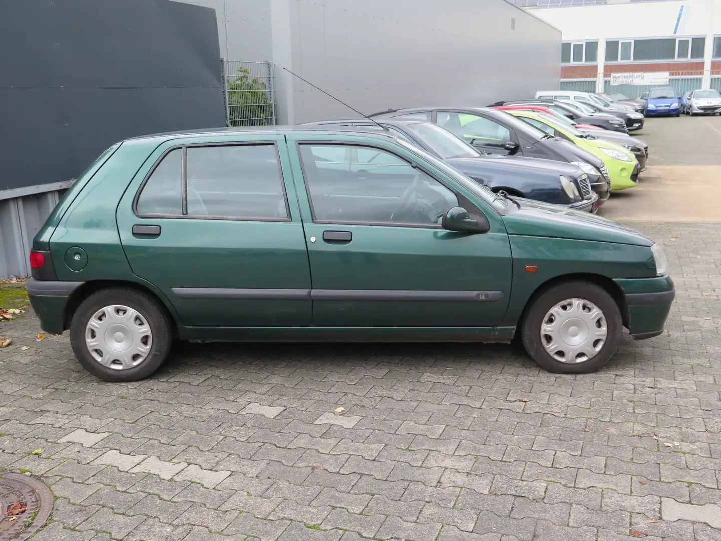 Renault Clio Clio 1.4 RT Insp. inkl Zahnr, Wasserpumpe, Neu Grün - 2