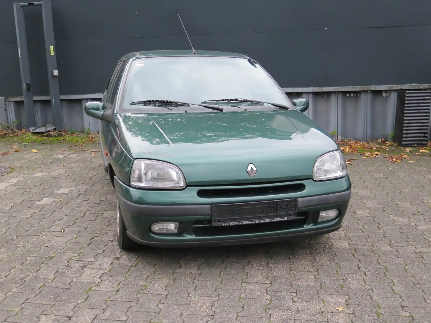 Renault Clio Clio 1.4 RT Insp. inkl Zahnr, Wasserpumpe, Neu Grün - 1