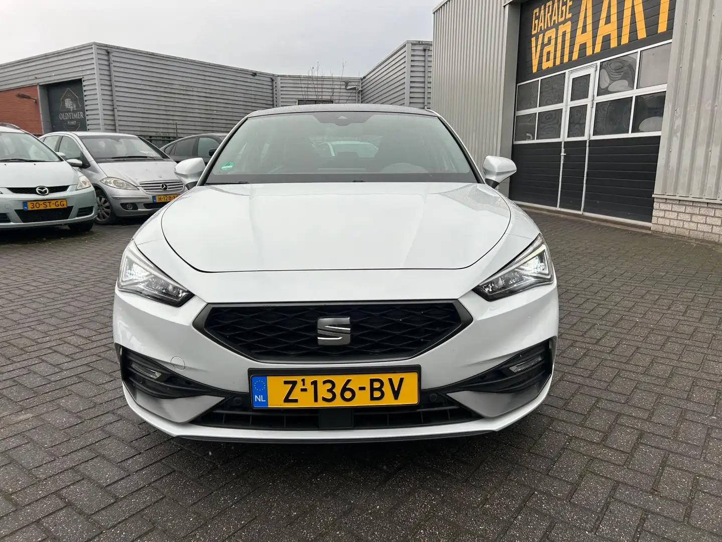 SEAT Leon 1.5 eTSI FR Business Intense | PANO | STUUR VERW | Weiß - 2