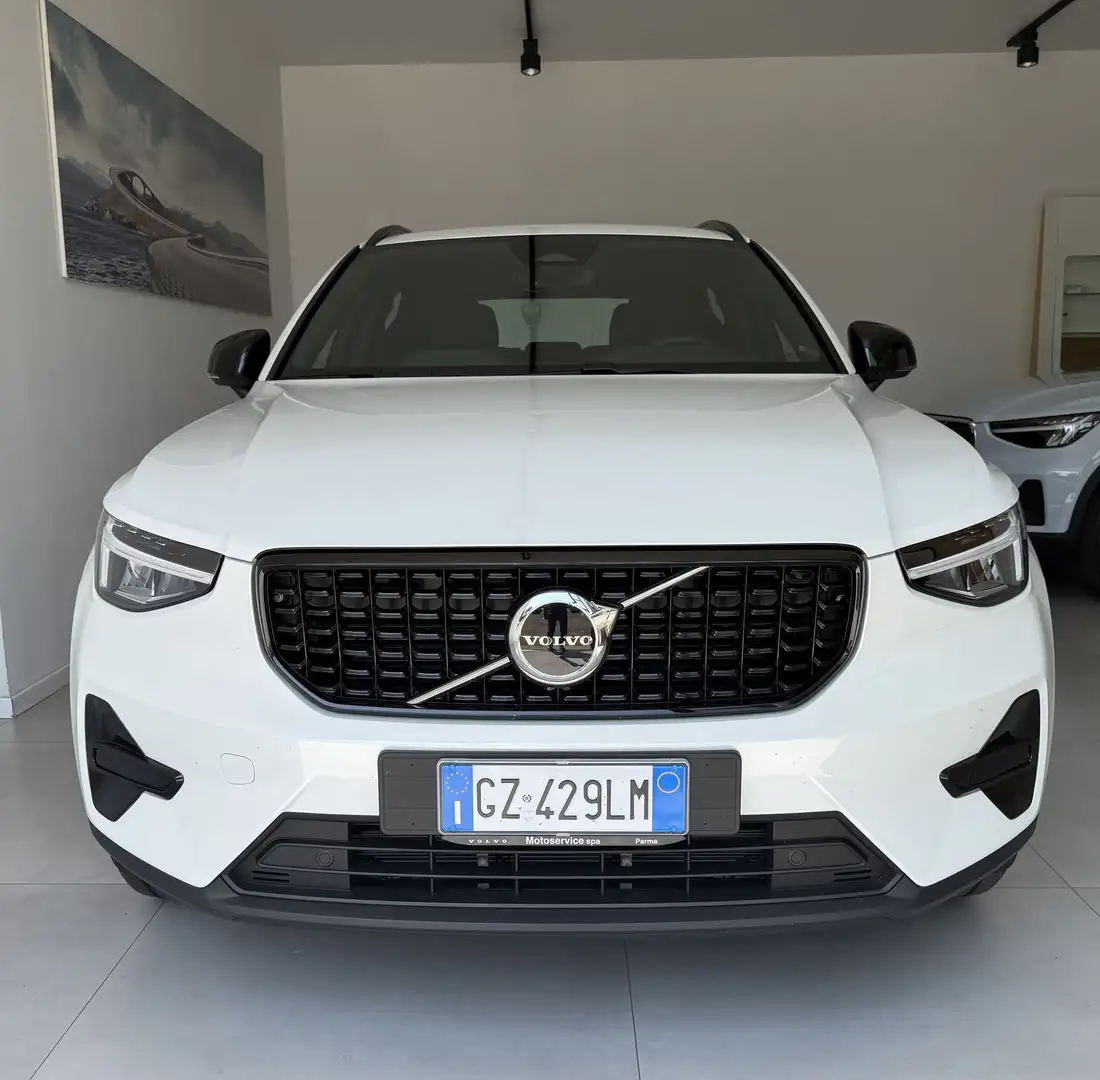 Volvo XC40 B3 automatico Plus Dark Bianco - 2