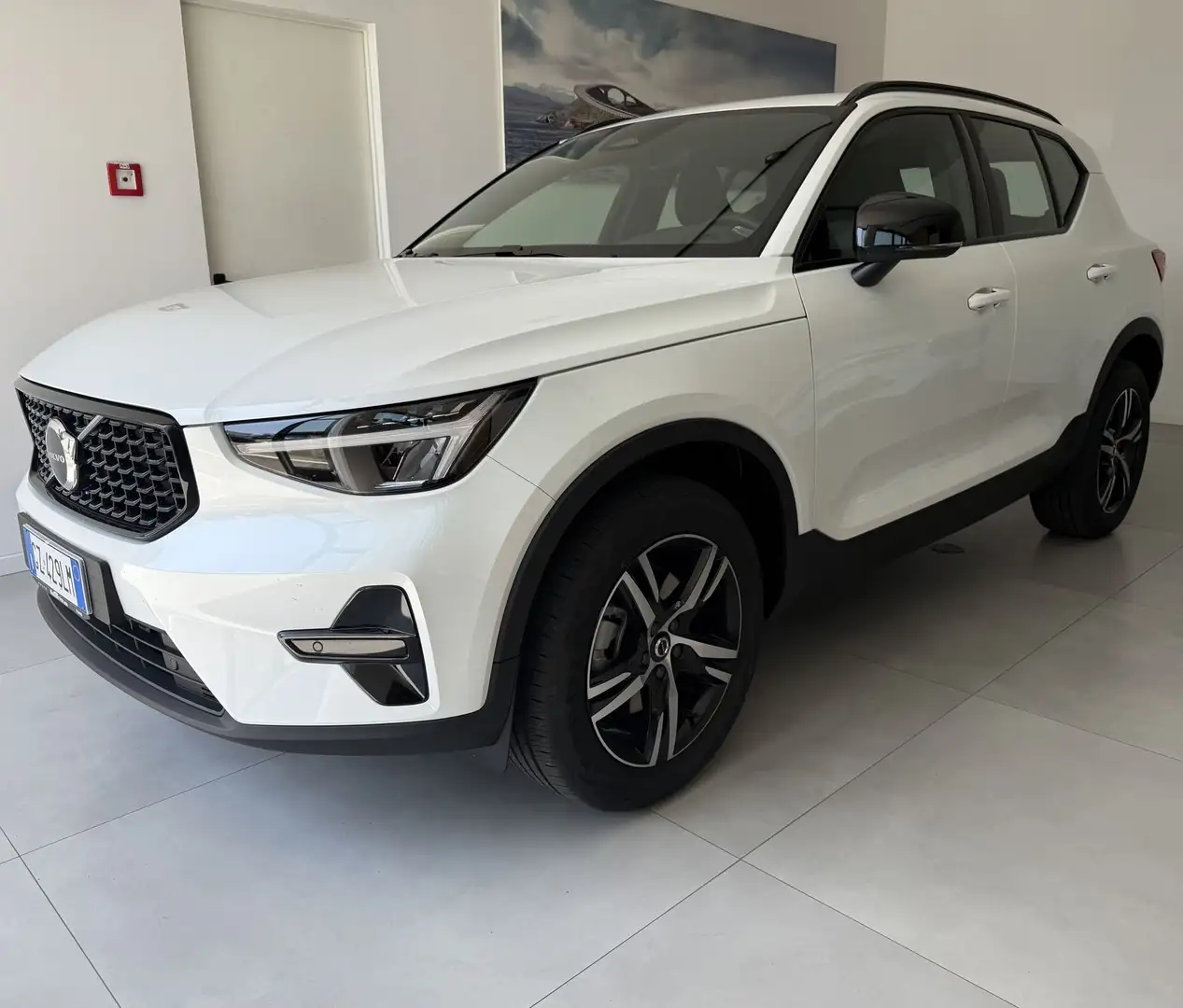 Volvo XC40 B3 automatico Plus Dark Bianco - 1