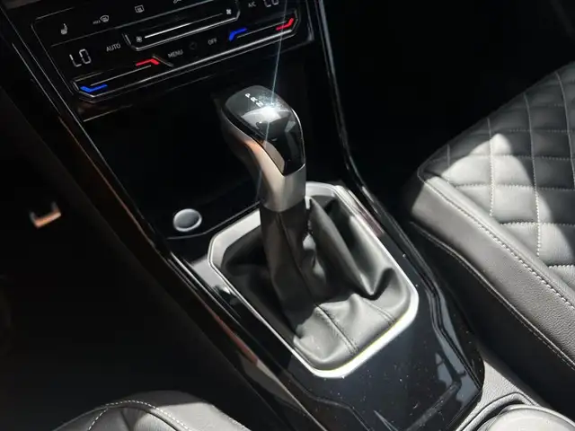 Volkswagen T-Roc view 12