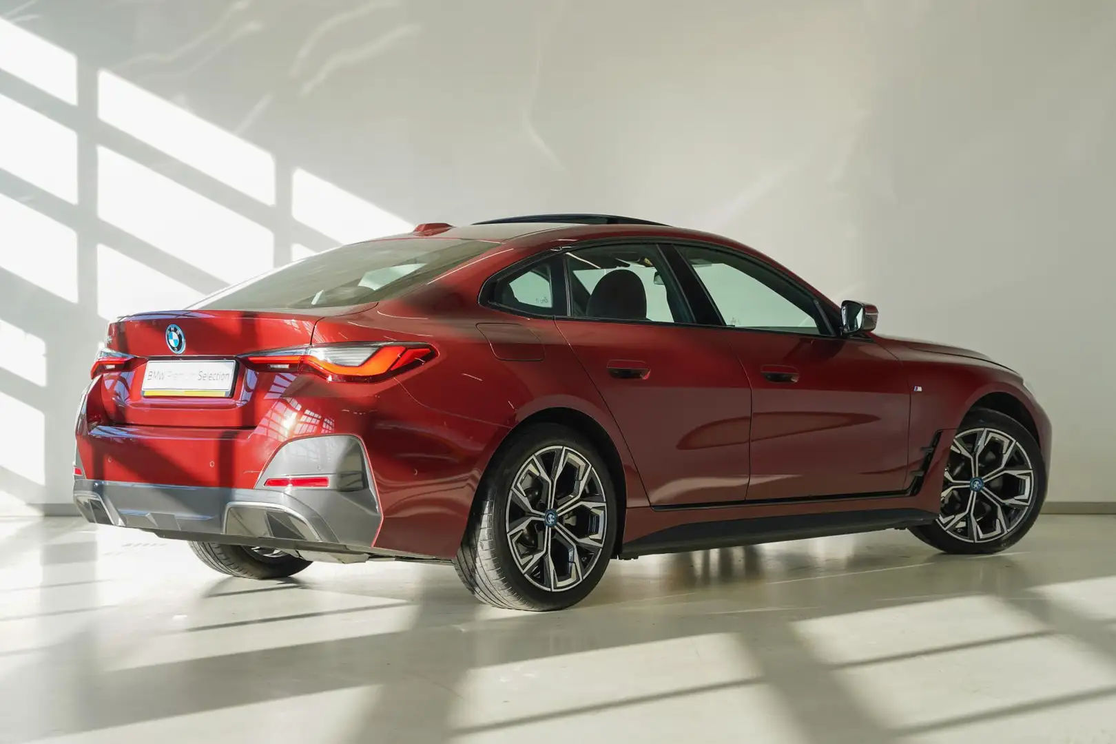 BMW i4 eDrive40 High Executive M Sportpakket Rouge - 2