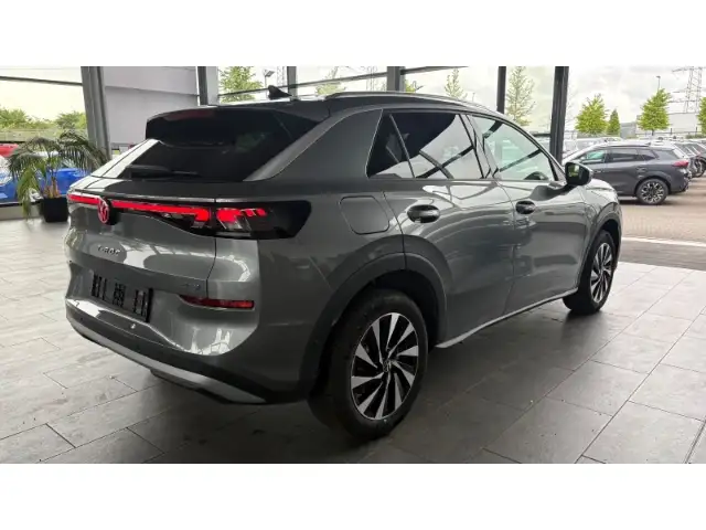 Volkswagen T-Roc view 3