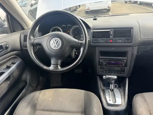 Volkswagen Golf view 2
