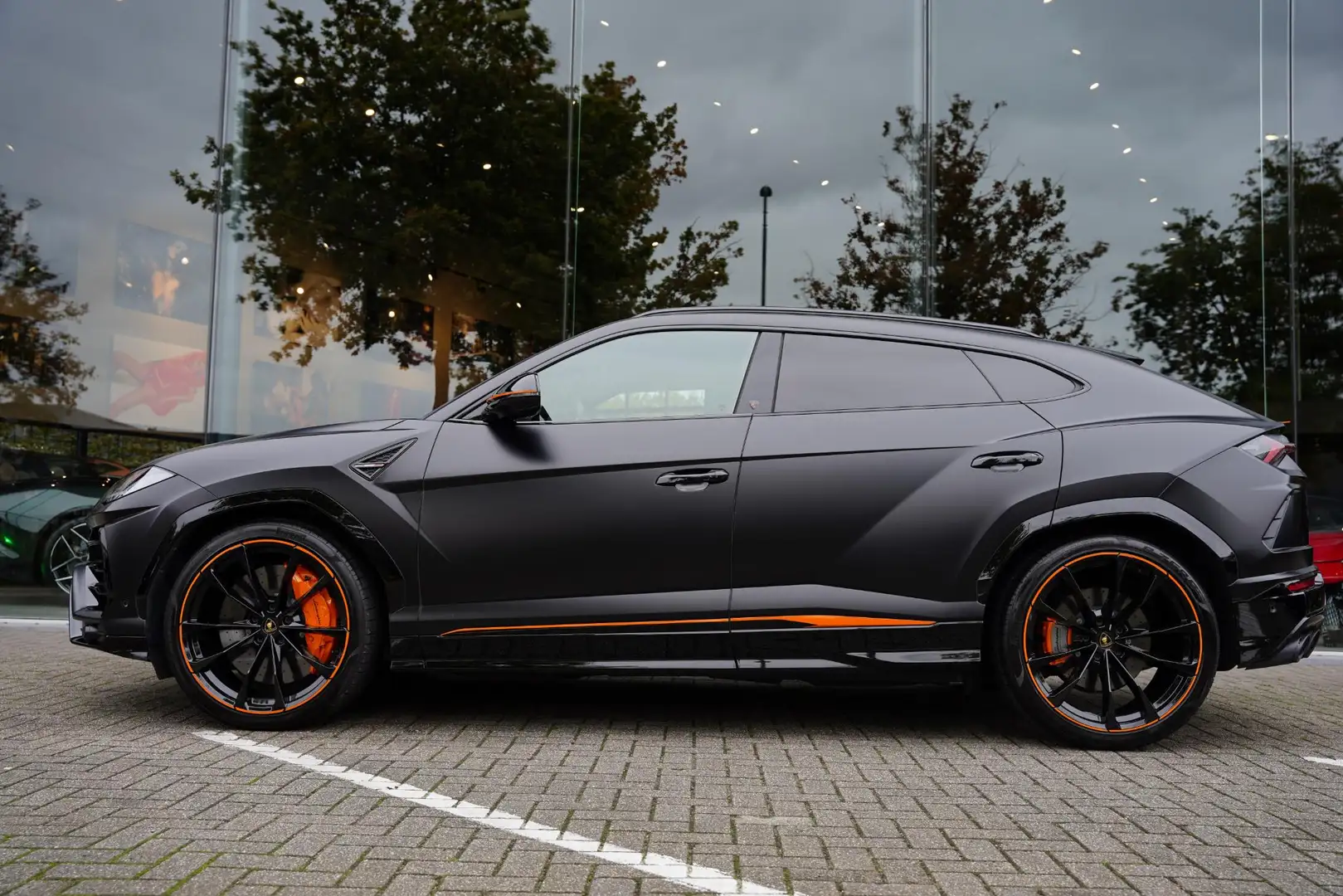 Lamborghini Urus 4.0 V8 Graphite Capsule Export Price Stealth X-PEL Noir - 1