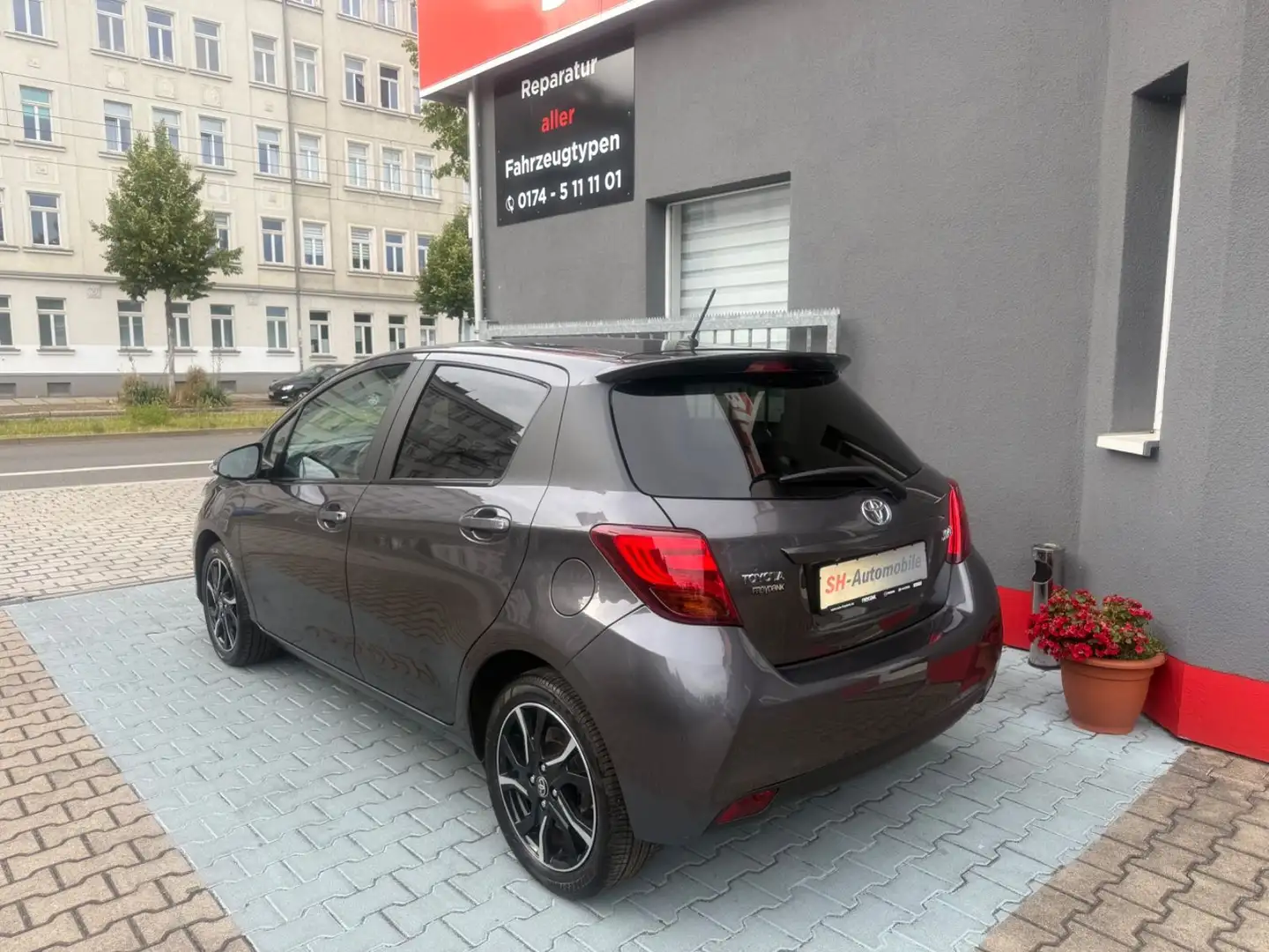 Toyota Yaris S Grijs - 2