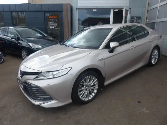 Toyota Camry 2.5 Hybrid Automatik Klimaautomatik Leder Navigation Tempomat JBL Soundsystem Spurhalteassistent ACC Rückfahrtkamera Limo