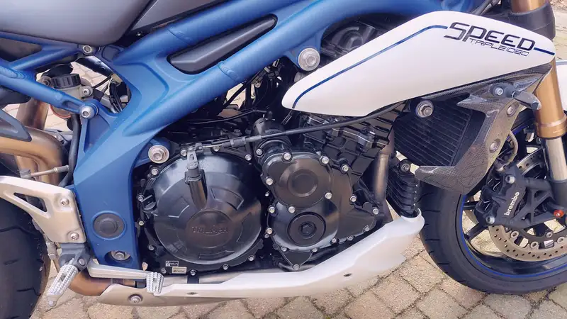 Triumph Speed Triple 1050 - foto 3