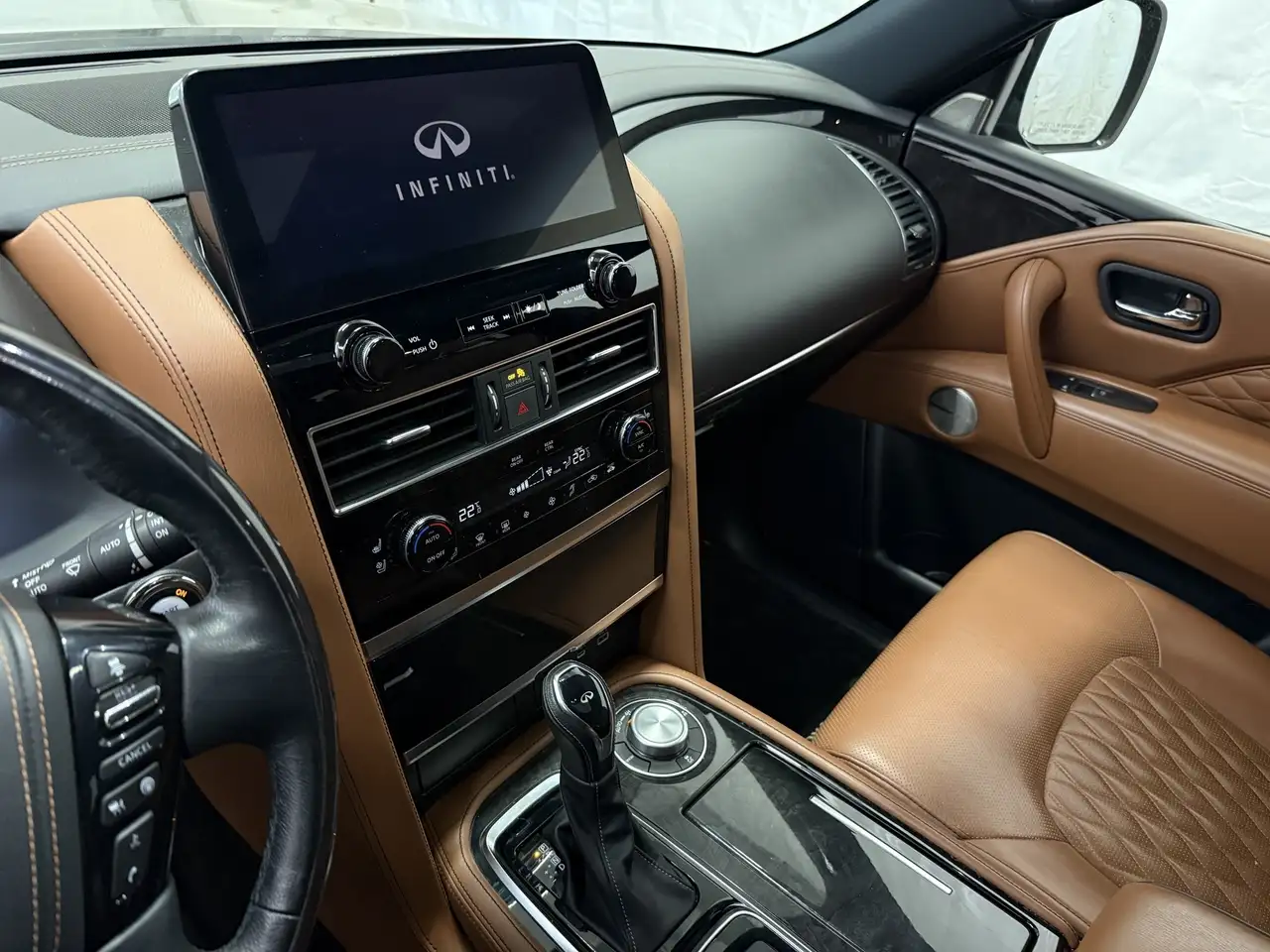 Infiniti QX80 снимка Infiniti QX80