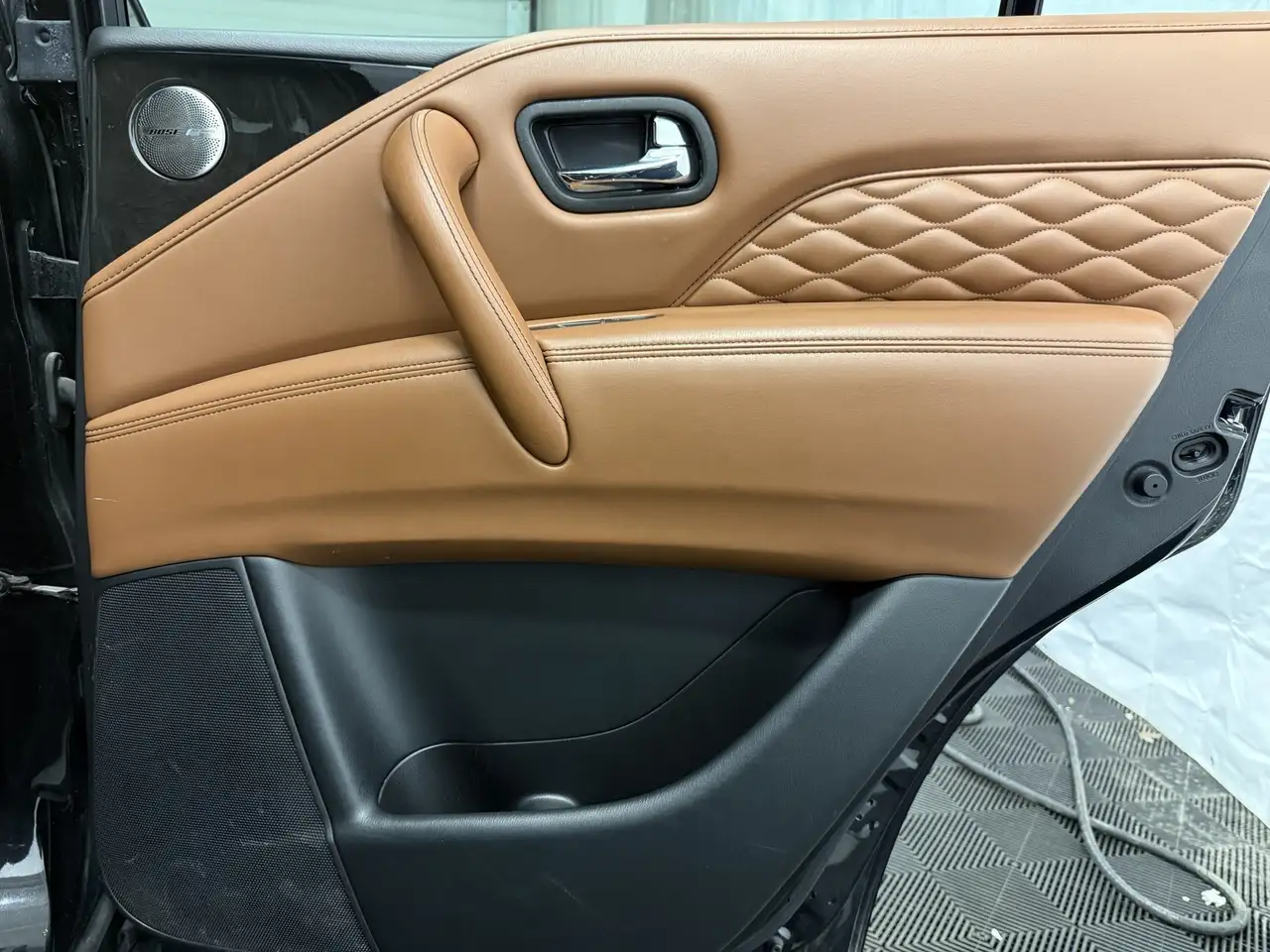 Infiniti QX80 снимка Infiniti QX80