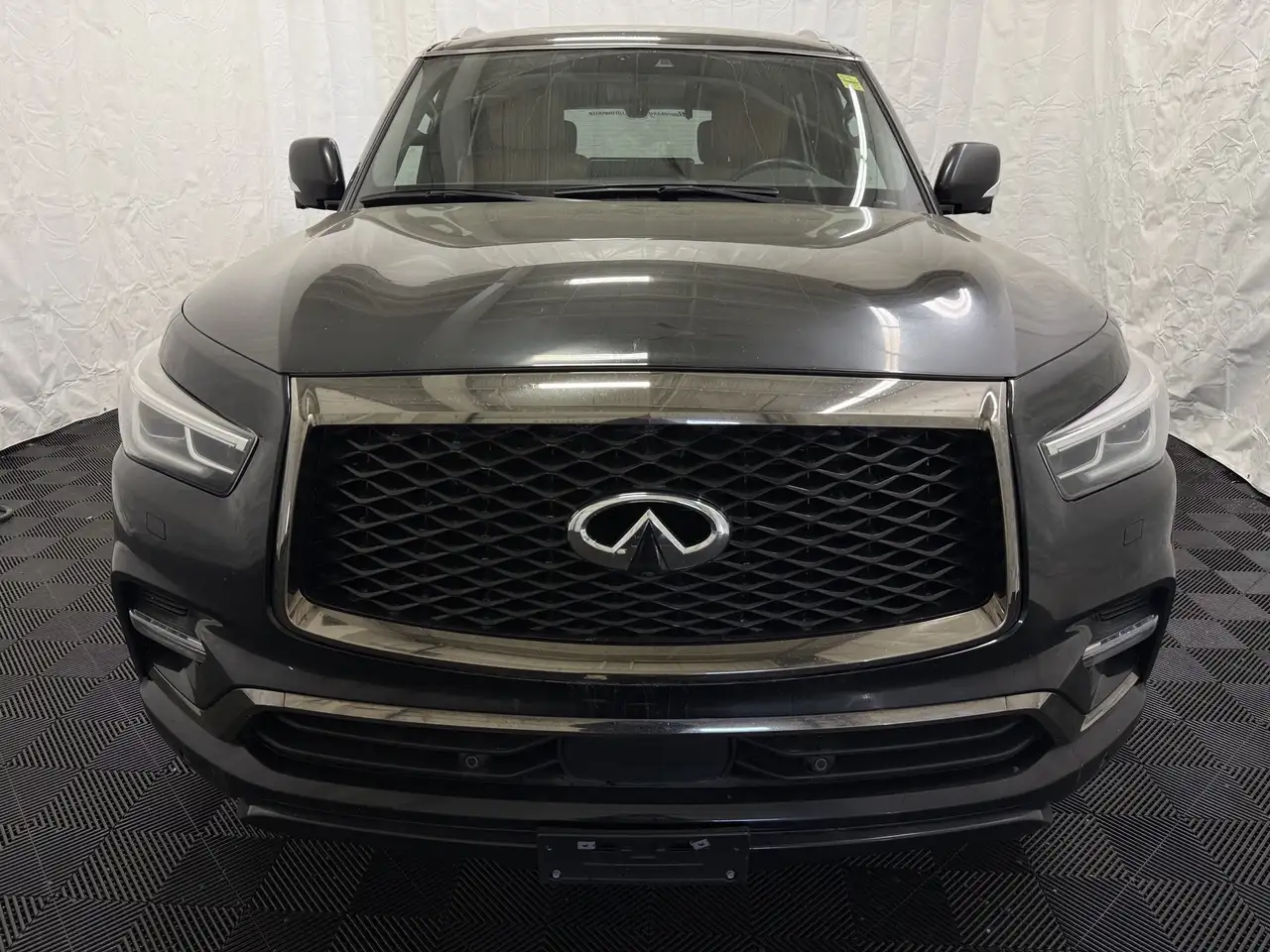 Infiniti QX80 снимка Infiniti QX80