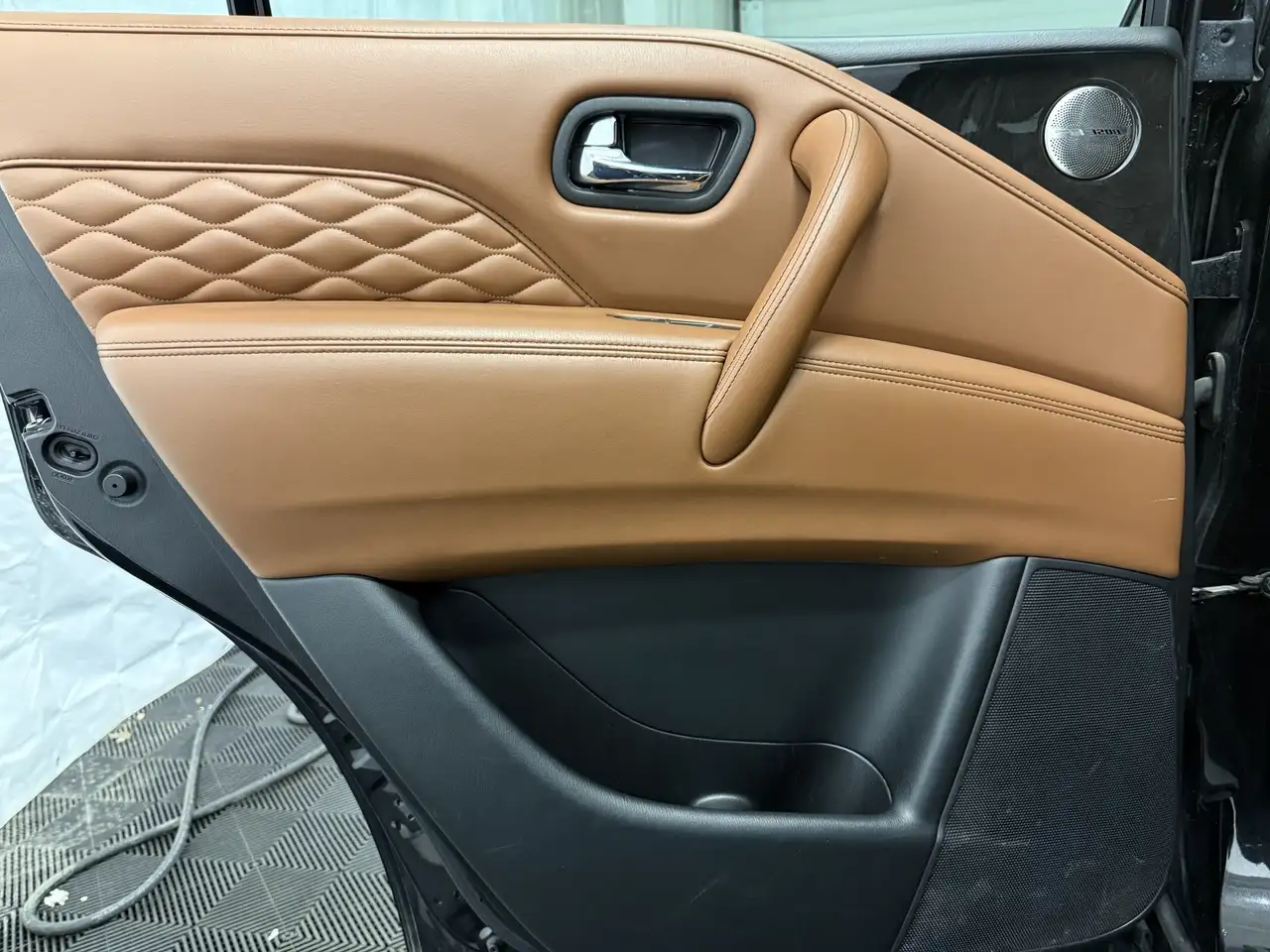 Infiniti QX80 снимка Infiniti QX80