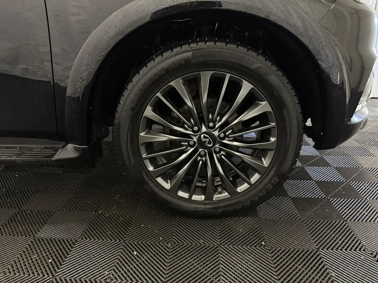 Infiniti QX80 снимка Infiniti QX80