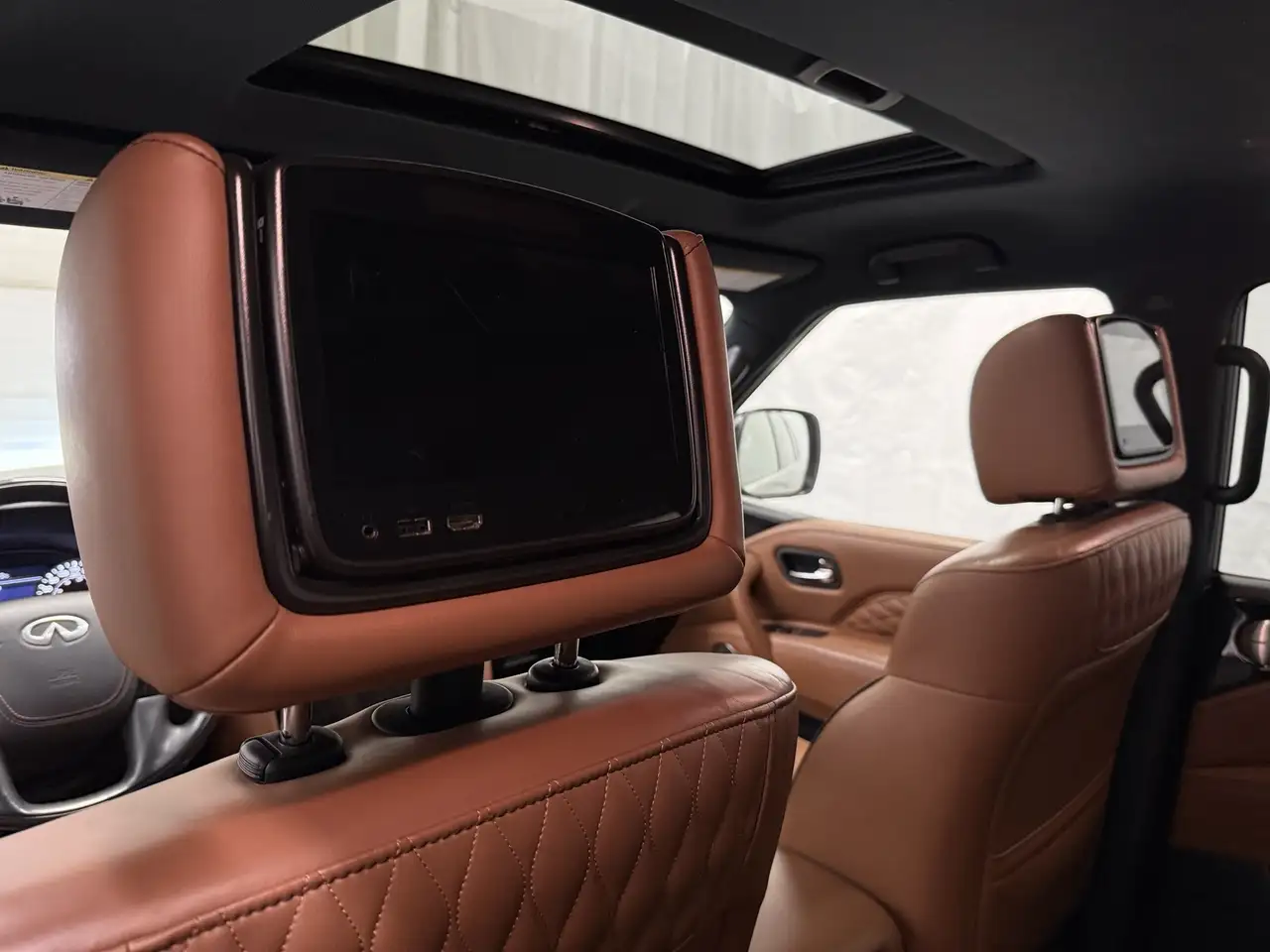 Infiniti QX80 снимка Infiniti QX80