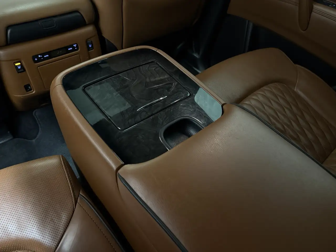 Infiniti QX80 снимка Infiniti QX80