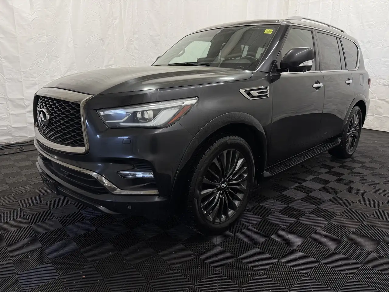Infiniti QX80 снимка Infiniti QX80