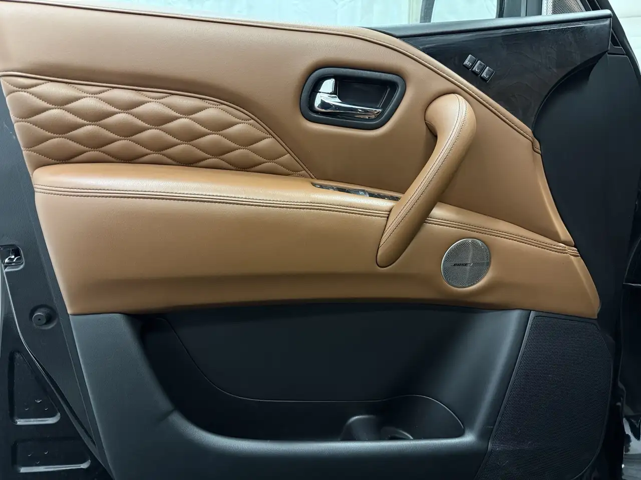 Infiniti QX80 снимка Infiniti QX80