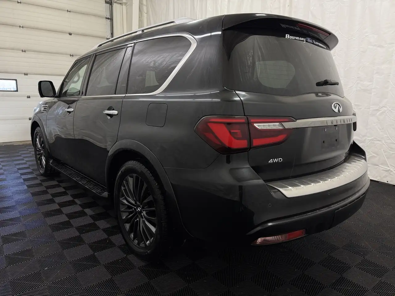 Infiniti QX80 снимка Infiniti QX80