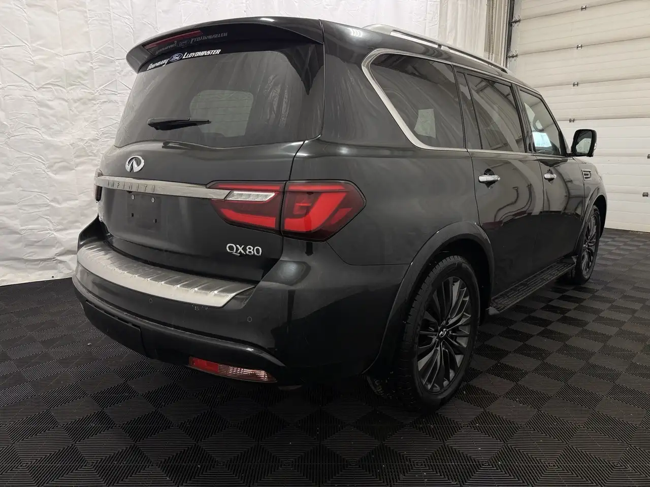 Infiniti QX80 снимка Infiniti QX80