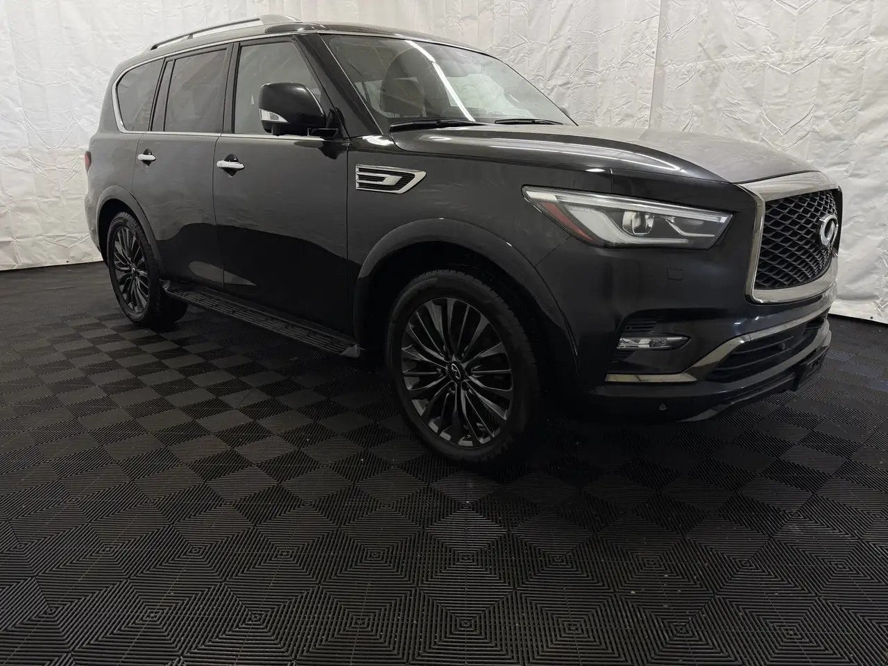 Infiniti QX80 снимка Infiniti QX80