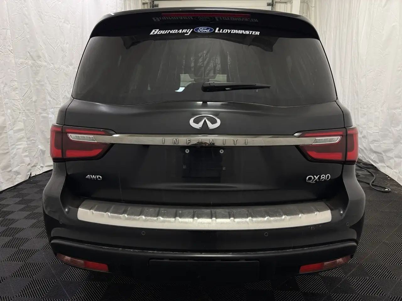 Infiniti QX80 снимка Infiniti QX80
