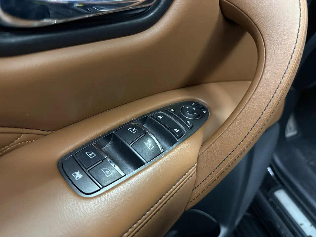 Infiniti QX80 снимка Infiniti QX80