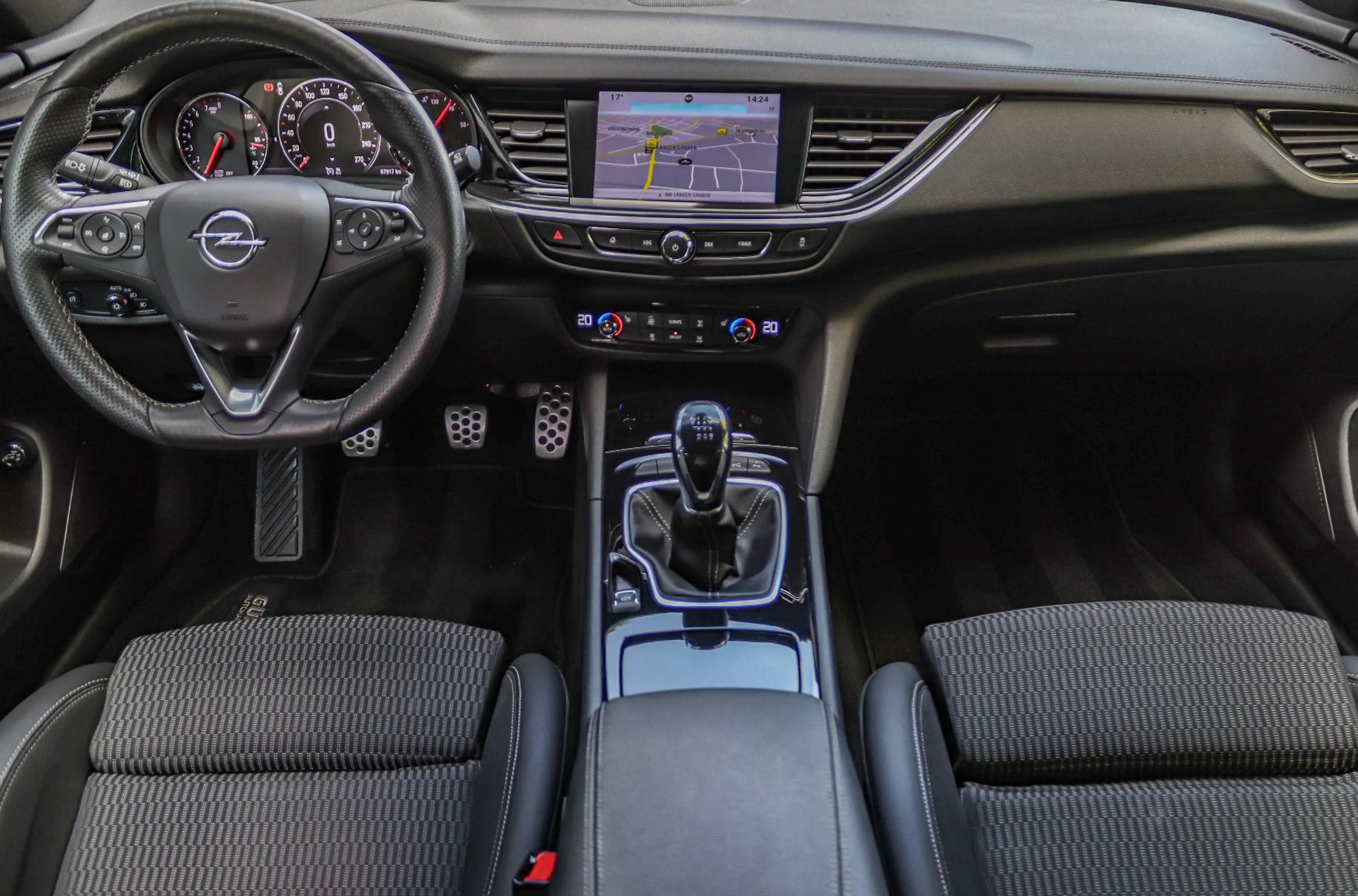 Opel Insignia Tourer*T.LEDER*LED*HUD*KAMERA*SPUR*TOT* — photo 12